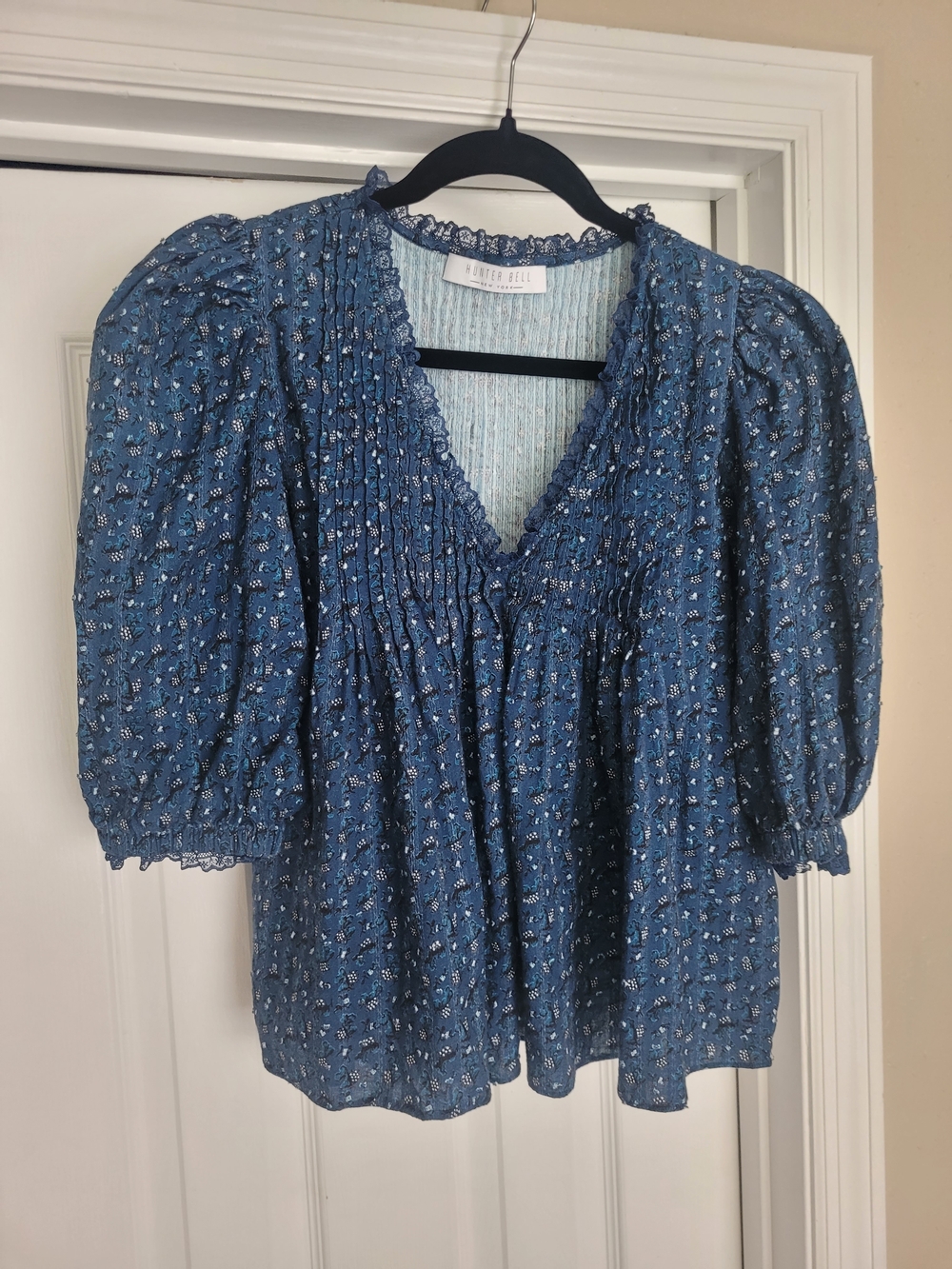 HUNTER BELL Blue Floral Pintuck V-Neck Puff Sleeve Blouse